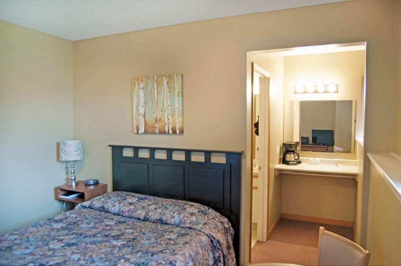 Manitou Beach Lakeside Country Inn מראה חיצוני תמונה