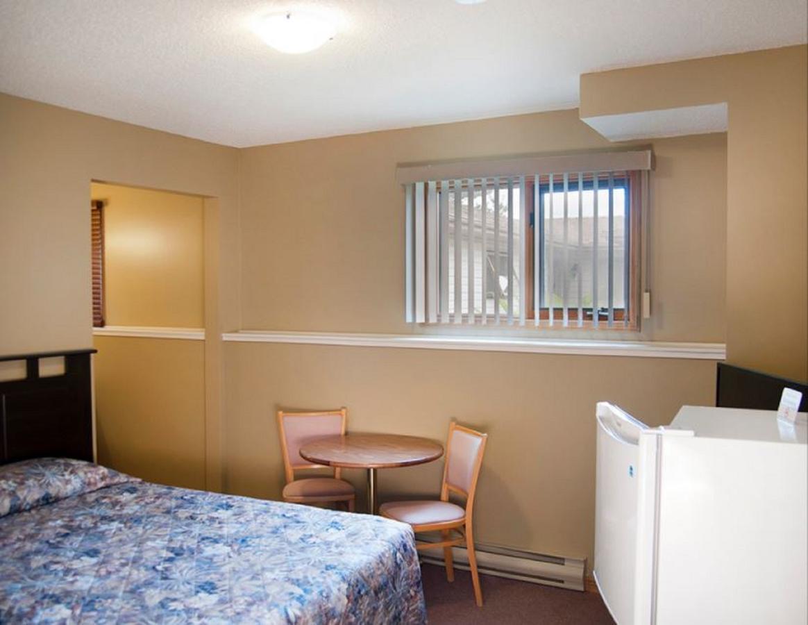 Manitou Beach Lakeside Country Inn מראה חיצוני תמונה